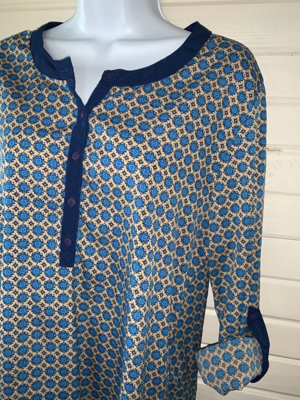 JW Junction West Sz MEDIUM Tunic Top Blouse Blue Medallion Roll Tab Sleeve EUC